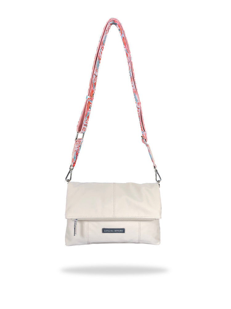 BOLSO CON SOLAPA CATALINA ESTRADA FRIJOL | CARAMELO TRAVEL FANTASY | 1 UNIDAD | 1812202400064 Imagen principal del producto