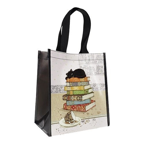 BOLSA DE RAFIA CON ASAS GATO NEGRO ENCIMA DE LIBROS | KIUB