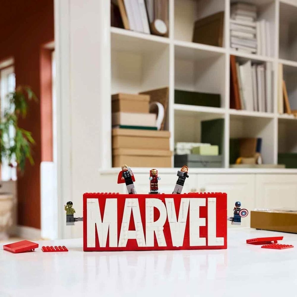 Lego Marvel Logotipo y Minifiguras 76313