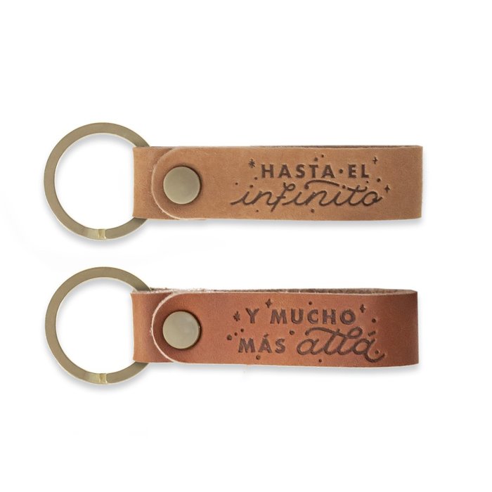 PACK DE LLAVEROS - HASTA EL INFINITO Y MUCHO MAS ALLA | THE GREAT MOUSTACHE | 1 UNIDAD | 7427136856111 Imagen principal del producto