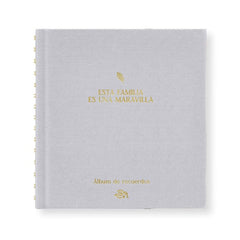 ALBUM FOTOS ENTELADO GRIS - ESTA FAMILIA ES UNA MARAVILLA | 1 UNIDADES | (THE GREAT MOUSTACHE)
