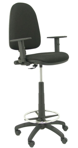 Silla oficina negra Piqueras y Crespo con brazos regulables