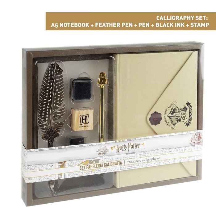 SET CALIGRAFIA HARRY POTTER SOBRE+PLUMA+BOLI+TINTA+SELLO | CERDA REGALO | 1 UNIDAD | 8445484004977 Imagen principal del producto