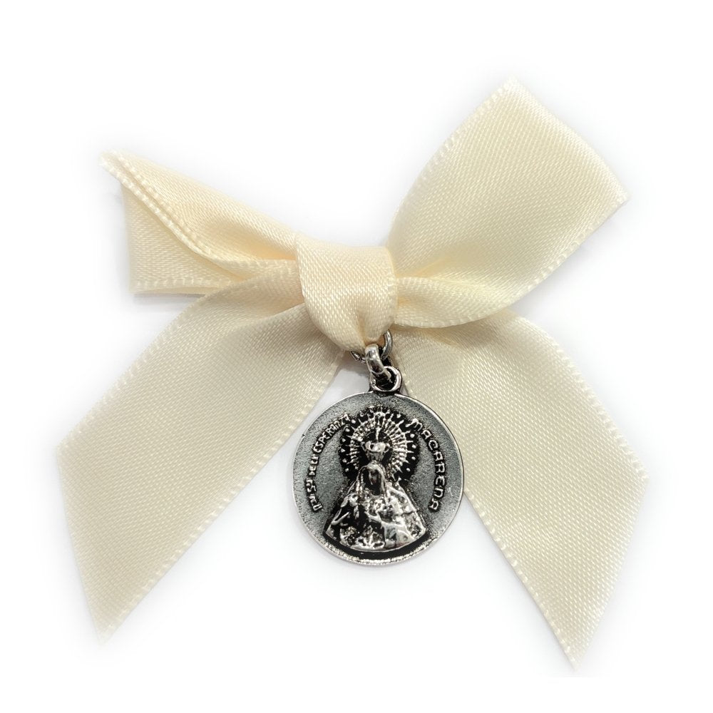 Pin Lazo Virgen Macarena Metal 20mm Baño 5MIC Marca De Bussy Imagen principal del producto